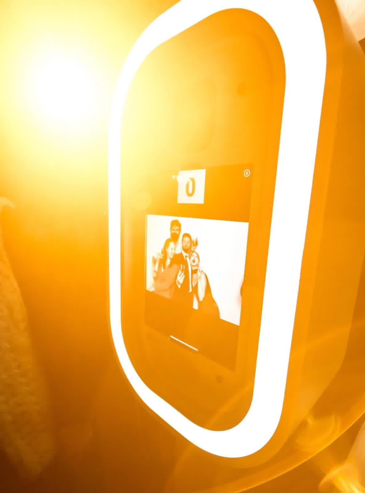 Invitados usando el fotomatón